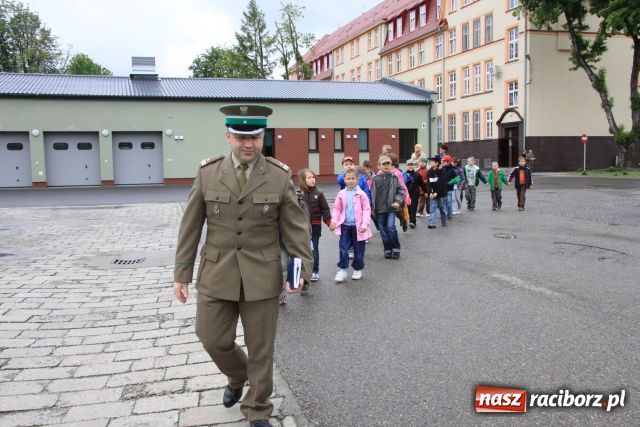 Zdjęcie w galerii na portalu naszraciborz.pl: Najmłodsi świętowali u pograniczników wiadomości z regionu