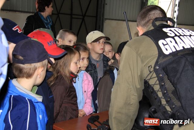 Zdjęcie w galerii na portalu naszraciborz.pl: Najmłodsi świętowali u pograniczników wiadomości z regionu