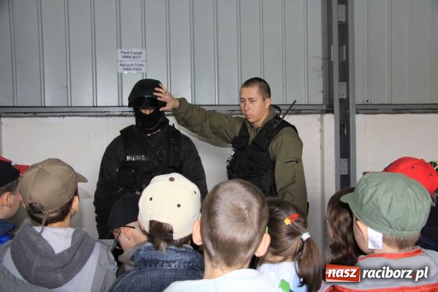 Zdjęcie w galerii na portalu naszraciborz.pl: Najmłodsi świętowali u pograniczników wiadomości z regionu