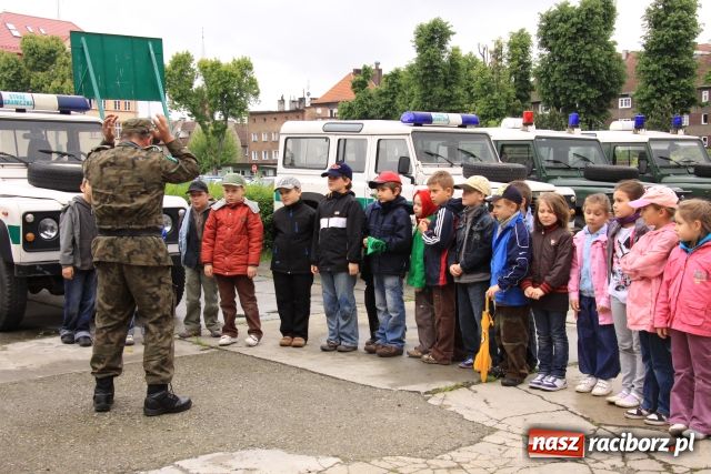 Zdjęcie w galerii na portalu naszraciborz.pl: Najmłodsi świętowali u pograniczników wiadomości z regionu