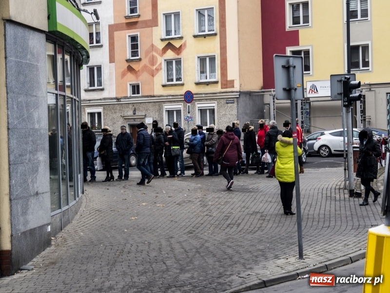 Zdjęcie w galerii na portalu naszraciborz.pl: Od rana przed Getin Bankiem w Raciborzu ustawiły się kolejki klientów  wiadomości z regionu