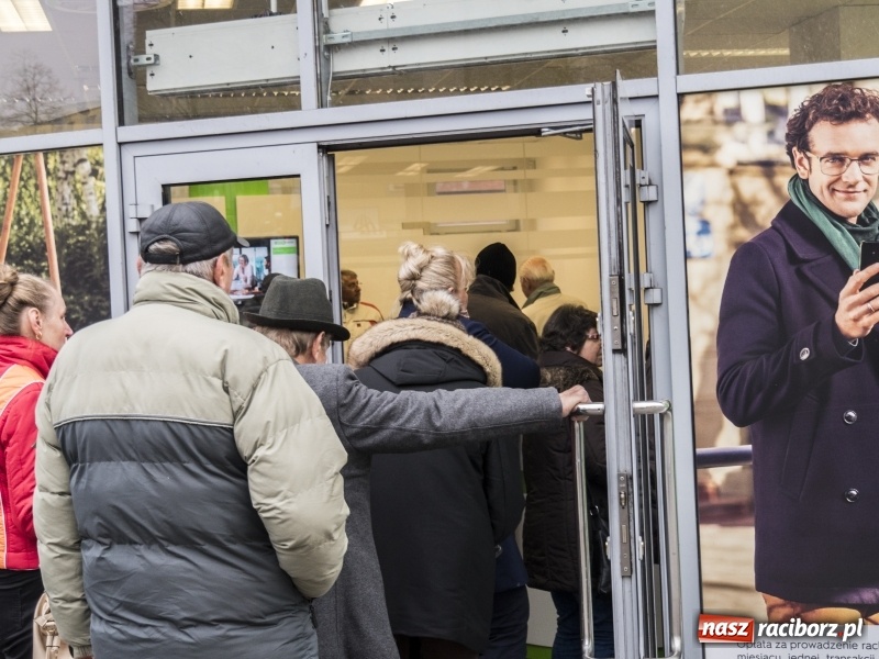 Zdjęcie w galerii na portalu naszraciborz.pl: Od rana przed Getin Bankiem w Raciborzu ustawiły się kolejki klientów  wiadomości z regionu