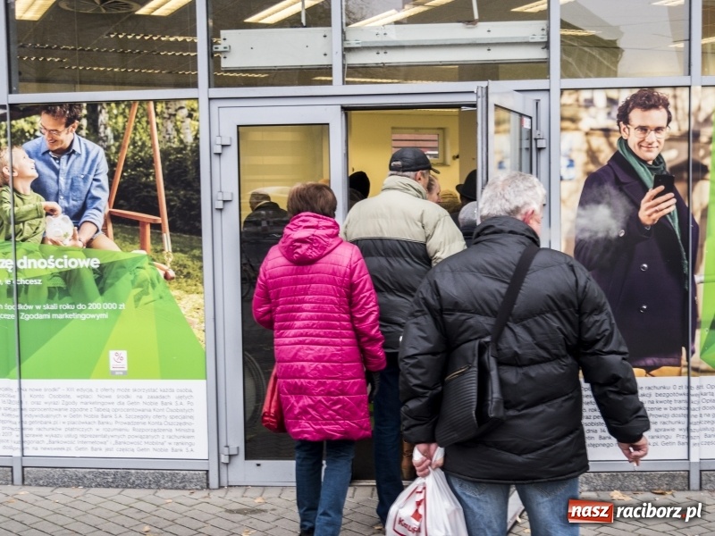 Zdjęcie w galerii na portalu naszraciborz.pl: Od rana przed Getin Bankiem w Raciborzu ustawiły się kolejki klientów  wiadomości z regionu