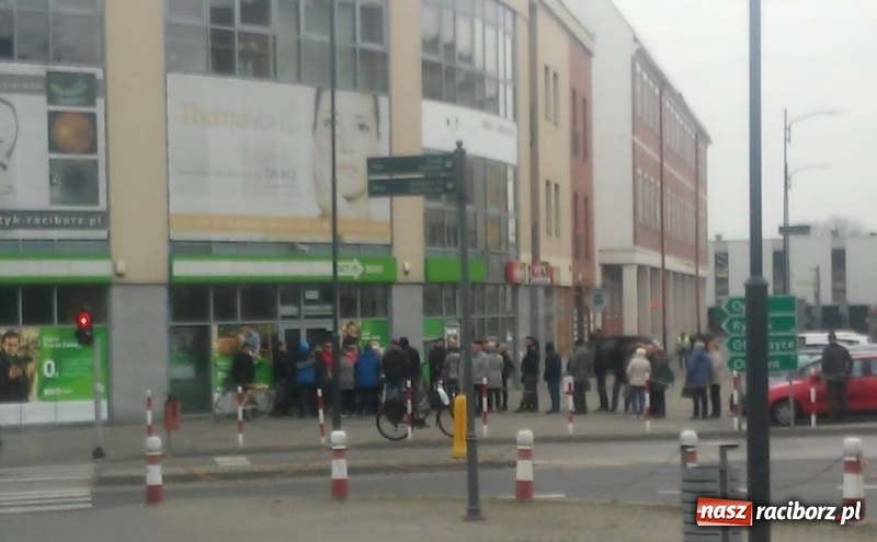 Zdjęcie w galerii na portalu naszraciborz.pl: Od rana przed Getin Bankiem w Raciborzu ustawiły się kolejki klientów  wiadomości z regionu