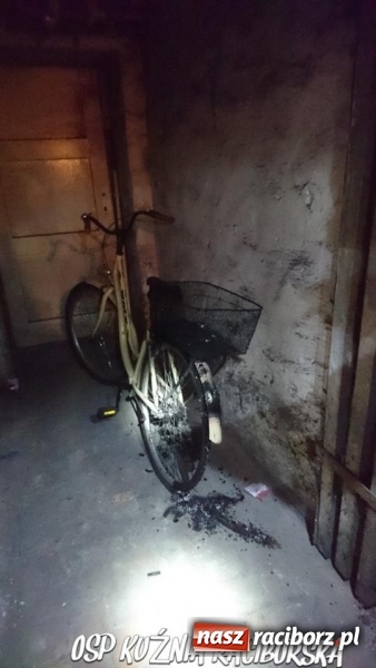 Zdjęcie w galerii na portalu naszraciborz.pl: Czujka uratowała życie. W Kuźni spłonął... rower  wiadomości z regionu
