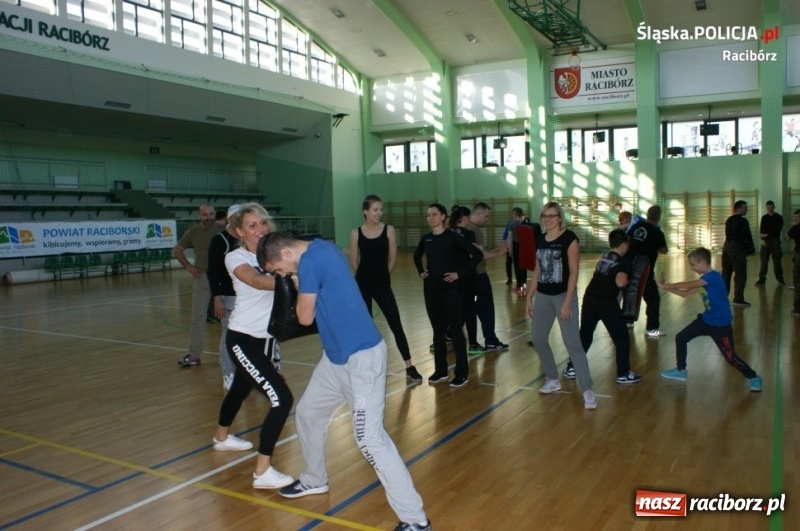 Zdjęcie w galerii na portalu naszraciborz.pl: Raciborski policjant jednym z instruktorów na Self Defense Expo wiadomości z regionu