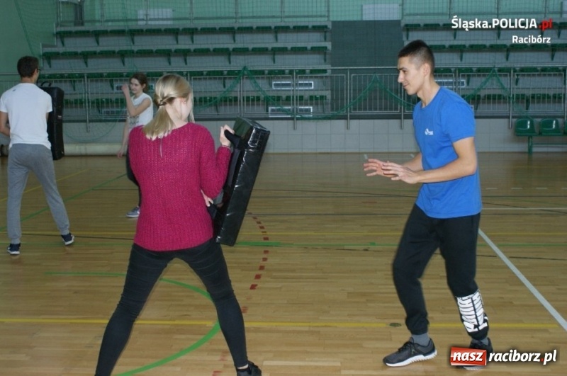 Zdjęcie w galerii na portalu naszraciborz.pl: Raciborski policjant jednym z instruktorów na Self Defense Expo wiadomości z regionu