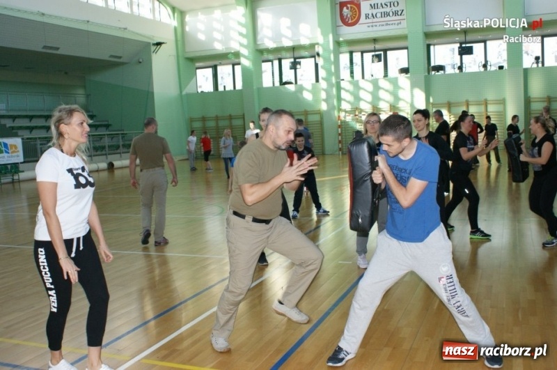 Zdjęcie w galerii na portalu naszraciborz.pl: Raciborski policjant jednym z instruktorów na Self Defense Expo wiadomości z regionu