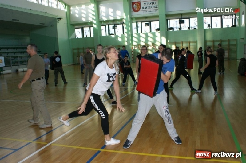 Zdjęcie w galerii na portalu naszraciborz.pl: Raciborski policjant jednym z instruktorów na Self Defense Expo wiadomości z regionu