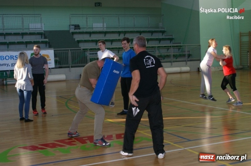 Zdjęcie w galerii na portalu naszraciborz.pl: Raciborski policjant jednym z instruktorów na Self Defense Expo wiadomości z regionu