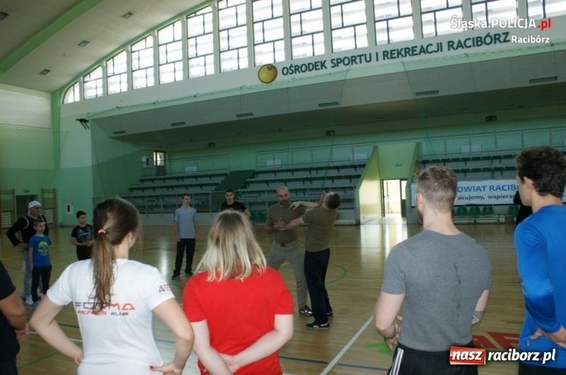 Zdjęcie w galerii na portalu naszraciborz.pl: Raciborski policjant jednym z instruktorów na Self Defense Expo wiadomości z regionu