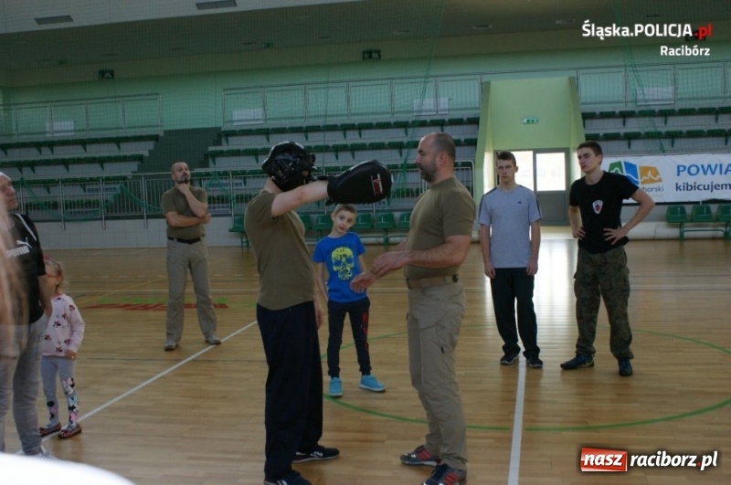 Zdjęcie w galerii na portalu naszraciborz.pl: Raciborski policjant jednym z instruktorów na Self Defense Expo wiadomości z regionu