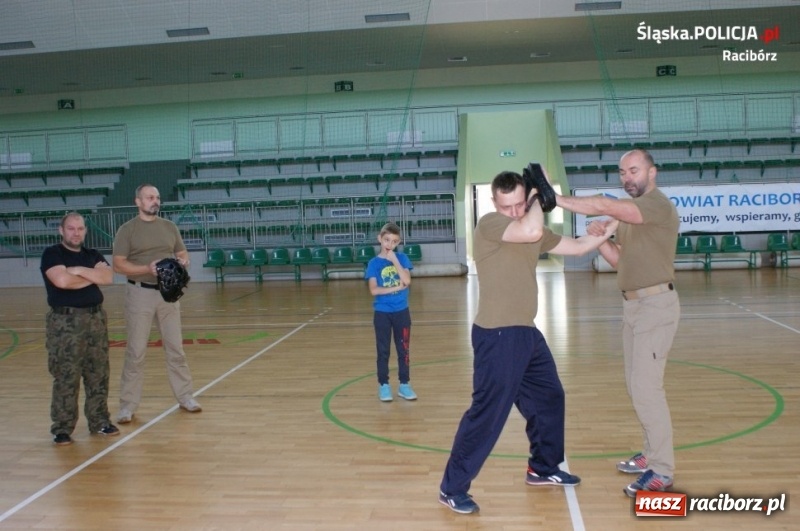 Zdjęcie w galerii na portalu naszraciborz.pl: Raciborski policjant jednym z instruktorów na Self Defense Expo wiadomości z regionu