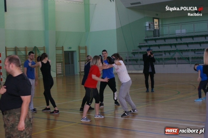 Zdjęcie w galerii na portalu naszraciborz.pl: Raciborski policjant jednym z instruktorów na Self Defense Expo wiadomości z regionu