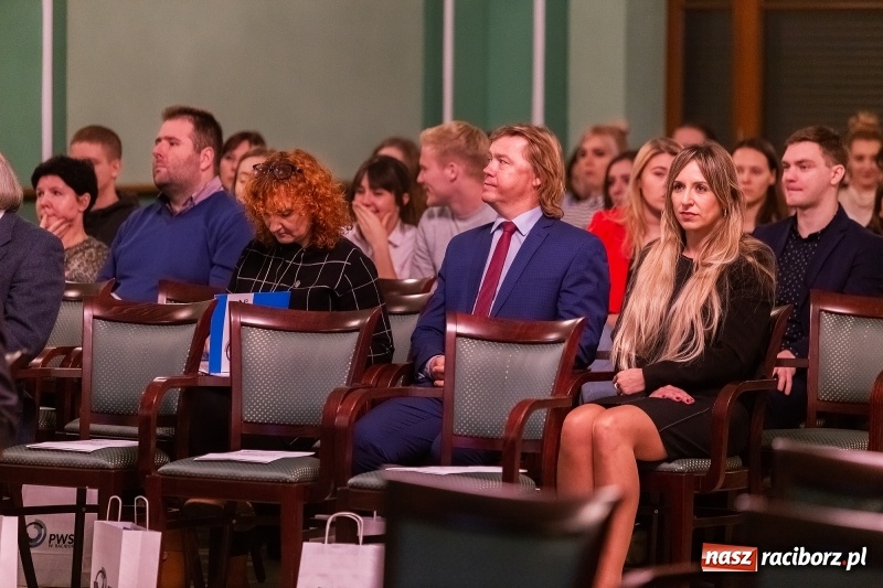Zdjęcie w galerii na portalu naszraciborz.pl: W Raciborzu dyskutowano o konstytucji dla nauki  wiadomości z regionu
