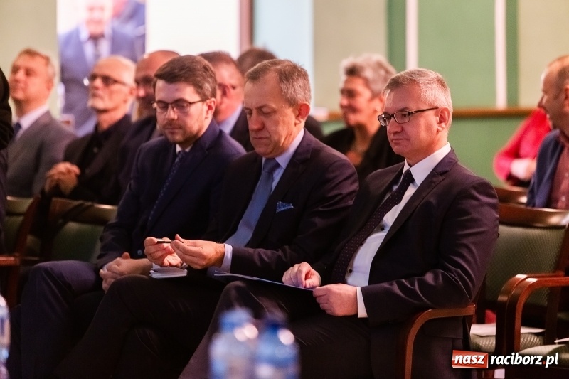 Zdjęcie w galerii na portalu naszraciborz.pl: W Raciborzu dyskutowano o konstytucji dla nauki  wiadomości z regionu