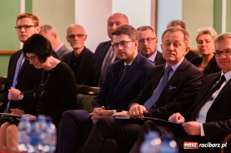 Zdjęcie w galerii na portalu naszraciborz.pl: W Raciborzu dyskutowano o konstytucji dla nauki  wiadomości z regionu