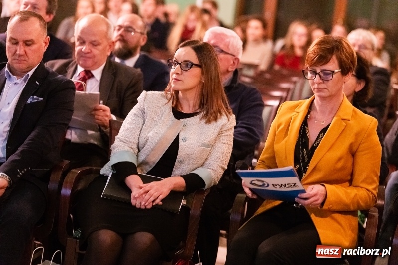 Zdjęcie w galerii na portalu naszraciborz.pl: W Raciborzu dyskutowano o konstytucji dla nauki  wiadomości z regionu