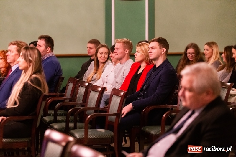 Zdjęcie w galerii na portalu naszraciborz.pl: W Raciborzu dyskutowano o konstytucji dla nauki  wiadomości z regionu