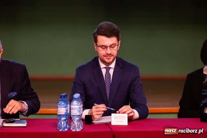 Zdjęcie w galerii na portalu naszraciborz.pl: W Raciborzu dyskutowano o konstytucji dla nauki  wiadomości z regionu