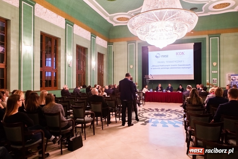 Zdjęcie w galerii na portalu naszraciborz.pl: W Raciborzu dyskutowano o konstytucji dla nauki  wiadomości z regionu