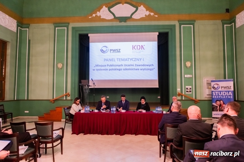 Zdjęcie w galerii na portalu naszraciborz.pl: W Raciborzu dyskutowano o konstytucji dla nauki  wiadomości z regionu