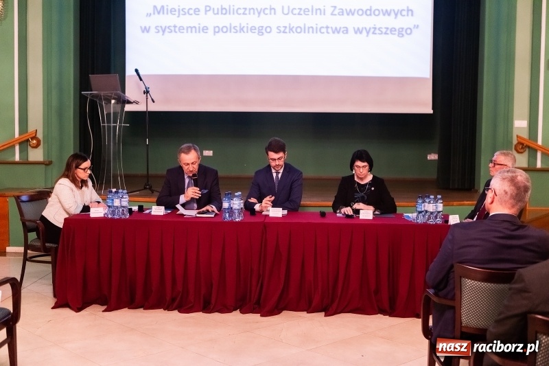 Zdjęcie w galerii na portalu naszraciborz.pl: W Raciborzu dyskutowano o konstytucji dla nauki  wiadomości z regionu