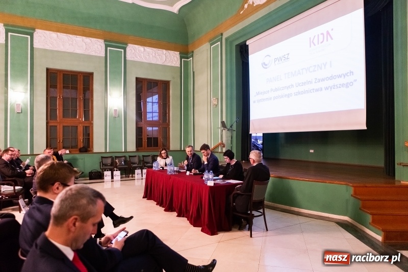 Zdjęcie w galerii na portalu naszraciborz.pl: W Raciborzu dyskutowano o konstytucji dla nauki  wiadomości z regionu