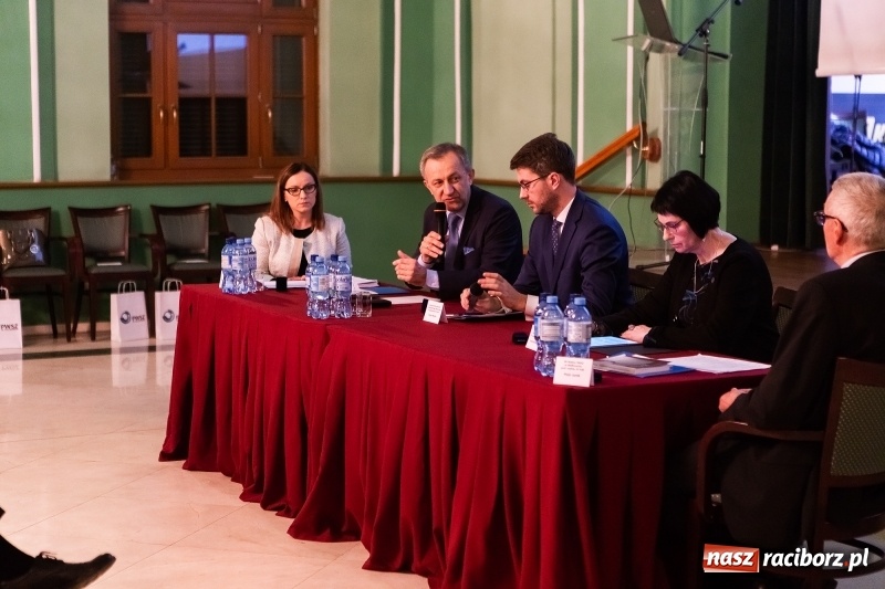 Zdjęcie w galerii na portalu naszraciborz.pl: W Raciborzu dyskutowano o konstytucji dla nauki  wiadomości z regionu