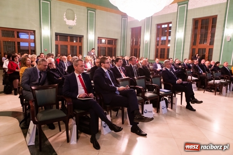 Zdjęcie w galerii na portalu naszraciborz.pl: W Raciborzu dyskutowano o konstytucji dla nauki  wiadomości z regionu