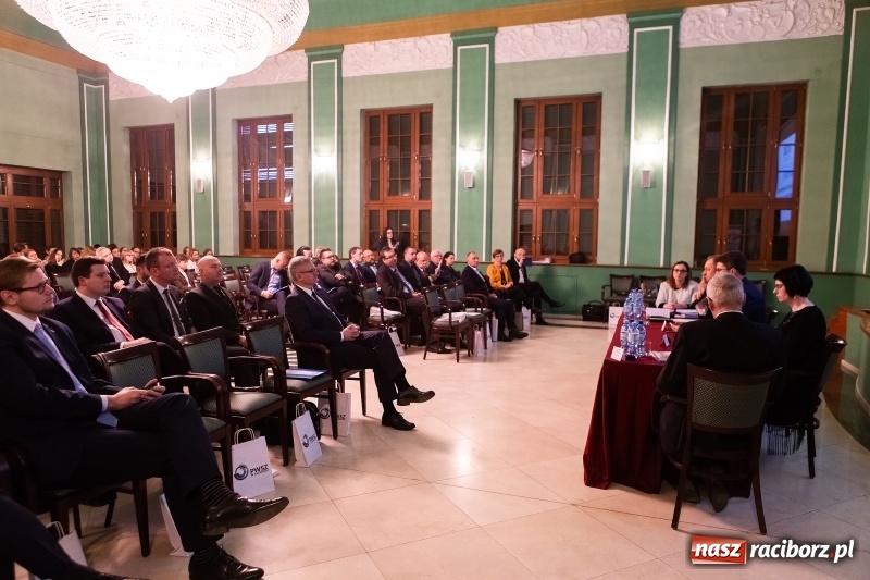 Zdjęcie w galerii na portalu naszraciborz.pl: W Raciborzu dyskutowano o konstytucji dla nauki  wiadomości z regionu