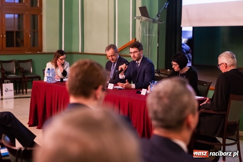 Zdjęcie w galerii na portalu naszraciborz.pl: W Raciborzu dyskutowano o konstytucji dla nauki  wiadomości z regionu