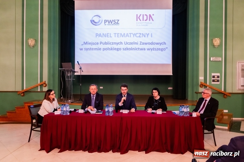 Zdjęcie w galerii na portalu naszraciborz.pl: W Raciborzu dyskutowano o konstytucji dla nauki  wiadomości z regionu