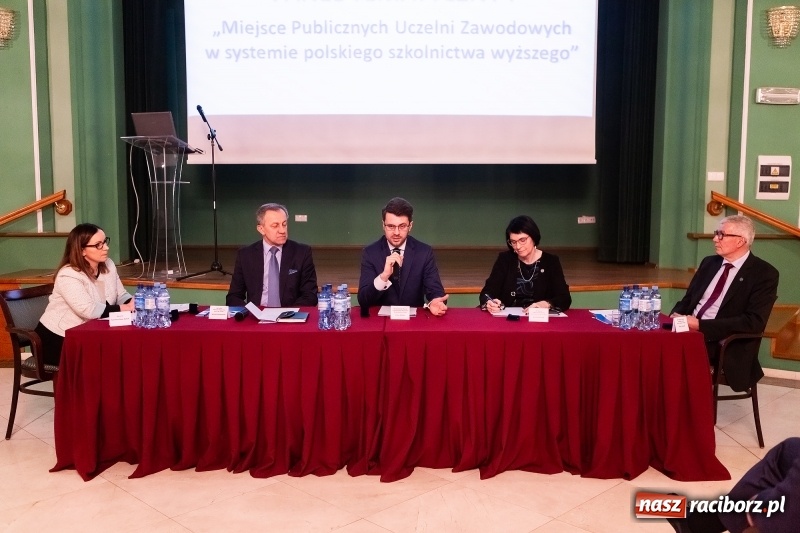 Zdjęcie w galerii na portalu naszraciborz.pl: W Raciborzu dyskutowano o konstytucji dla nauki  wiadomości z regionu