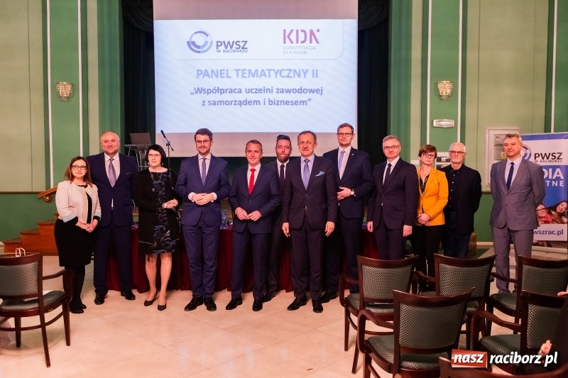 Zdjęcie w galerii na portalu naszraciborz.pl: W Raciborzu dyskutowano o konstytucji dla nauki  wiadomości z regionu