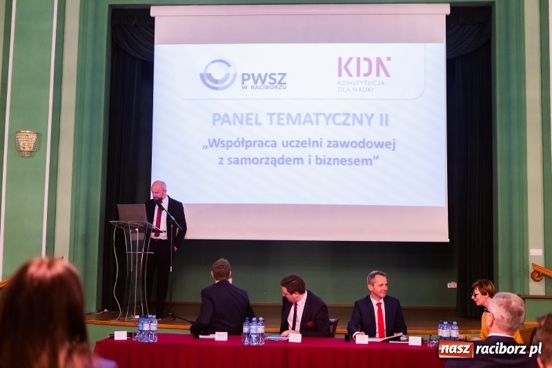 Zdjęcie w galerii na portalu naszraciborz.pl: W Raciborzu dyskutowano o konstytucji dla nauki  wiadomości z regionu