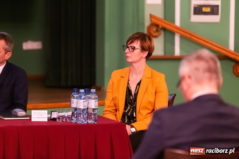 Zdjęcie w galerii na portalu naszraciborz.pl: W Raciborzu dyskutowano o konstytucji dla nauki  wiadomości z regionu