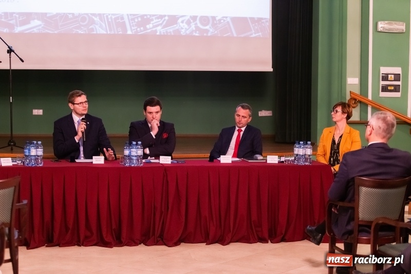 Zdjęcie w galerii na portalu naszraciborz.pl: W Raciborzu dyskutowano o konstytucji dla nauki  wiadomości z regionu