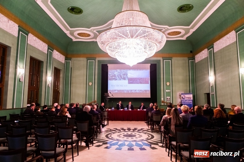 Zdjęcie w galerii na portalu naszraciborz.pl: W Raciborzu dyskutowano o konstytucji dla nauki  wiadomości z regionu