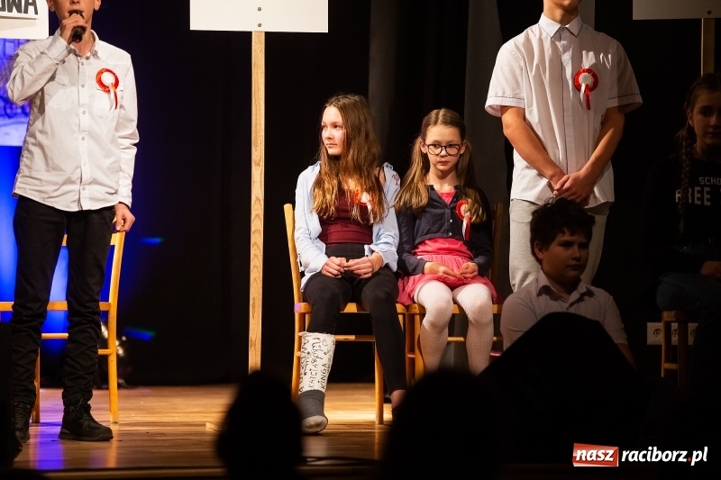 Zdjęcie w galerii na portalu naszraciborz.pl: Droga ku wolności. Przedstawienie teatralne w MDK wiadomości z regionu