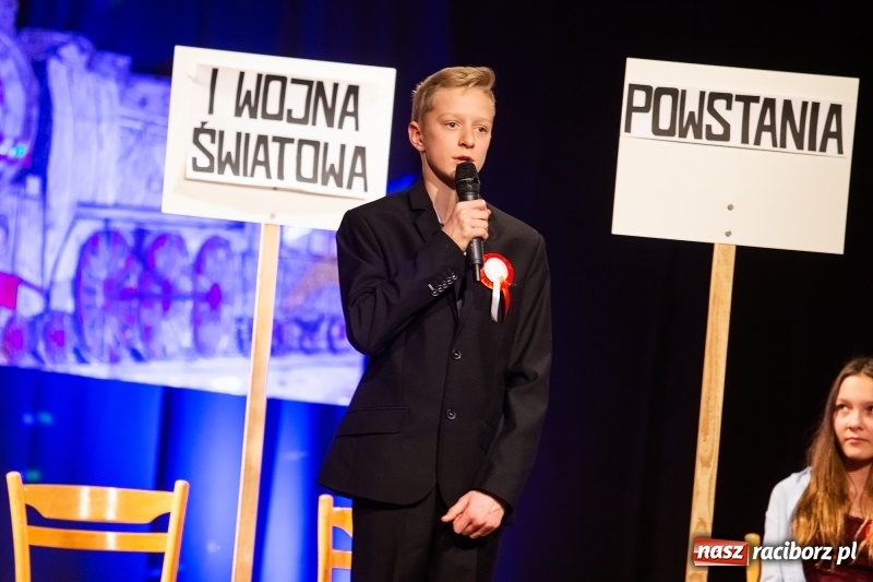 Zdjęcie w galerii na portalu naszraciborz.pl: Droga ku wolności. Przedstawienie teatralne w MDK wiadomości z regionu