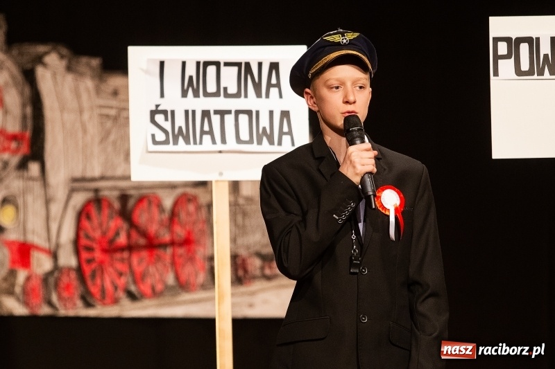 Zdjęcie w galerii na portalu naszraciborz.pl: Droga ku wolności. Przedstawienie teatralne w MDK wiadomości z regionu