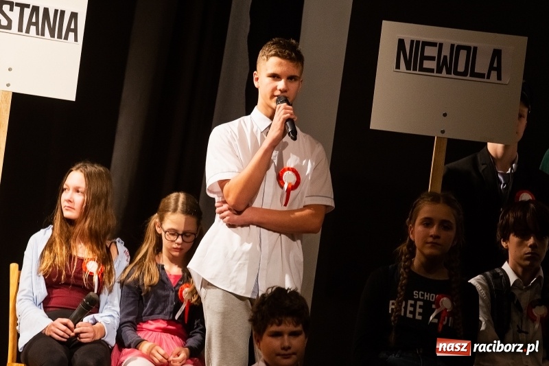 Zdjęcie w galerii na portalu naszraciborz.pl: Droga ku wolności. Przedstawienie teatralne w MDK wiadomości z regionu