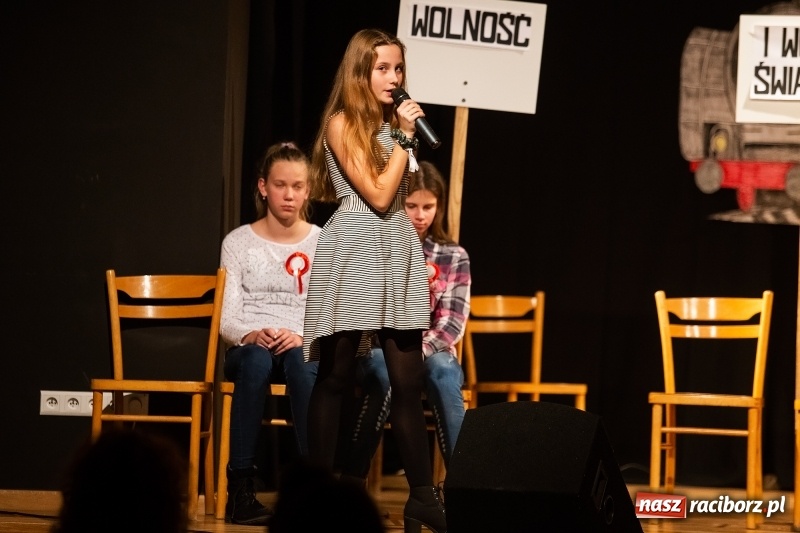 Zdjęcie w galerii na portalu naszraciborz.pl: Droga ku wolności. Przedstawienie teatralne w MDK wiadomości z regionu
