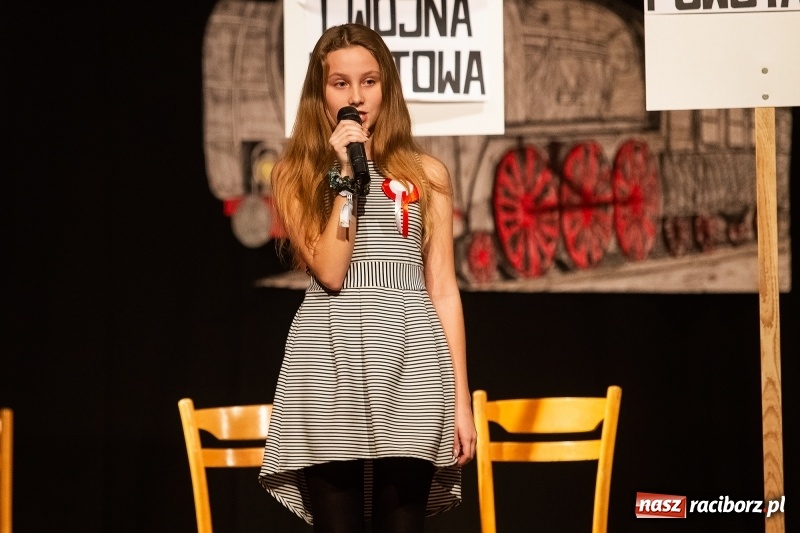 Zdjęcie w galerii na portalu naszraciborz.pl: Droga ku wolności. Przedstawienie teatralne w MDK wiadomości z regionu