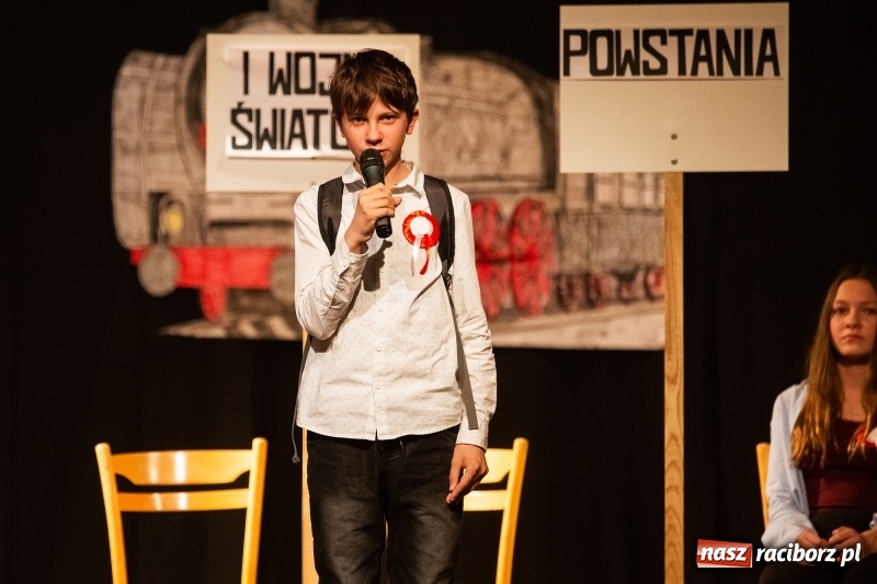 Zdjęcie w galerii na portalu naszraciborz.pl: Droga ku wolności. Przedstawienie teatralne w MDK wiadomości z regionu