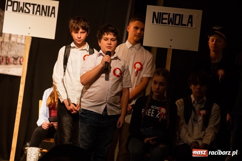 Zdjęcie w galerii na portalu naszraciborz.pl: Droga ku wolności. Przedstawienie teatralne w MDK wiadomości z regionu