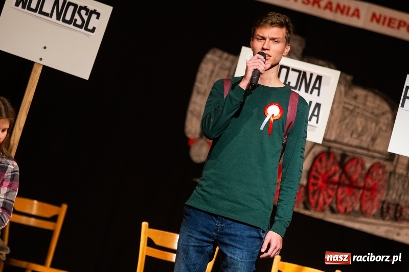 Zdjęcie w galerii na portalu naszraciborz.pl: Droga ku wolności. Przedstawienie teatralne w MDK wiadomości z regionu