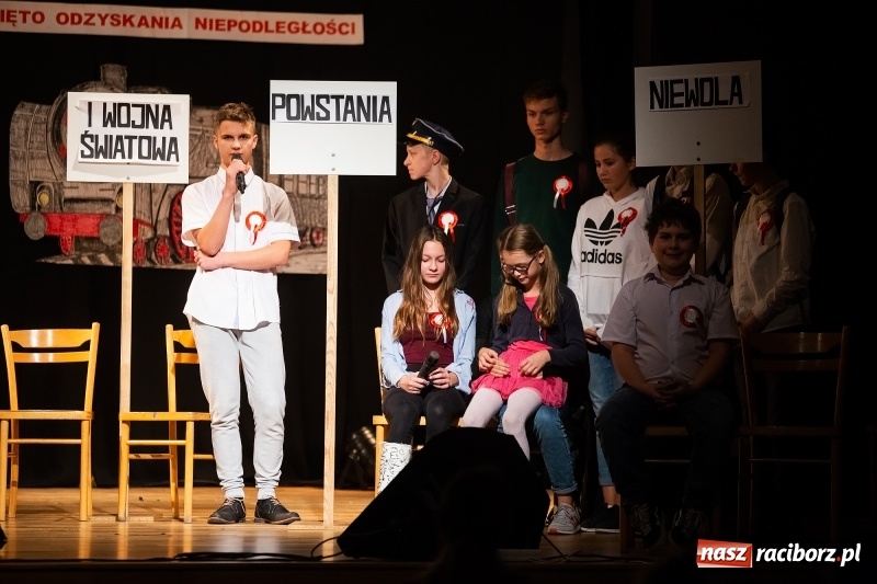 Zdjęcie w galerii na portalu naszraciborz.pl: Droga ku wolności. Przedstawienie teatralne w MDK wiadomości z regionu