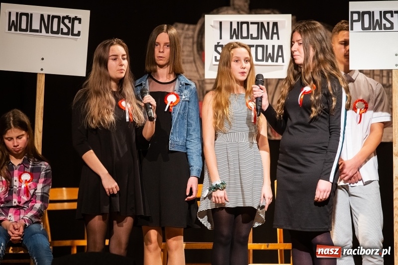 Zdjęcie w galerii na portalu naszraciborz.pl: Droga ku wolności. Przedstawienie teatralne w MDK wiadomości z regionu